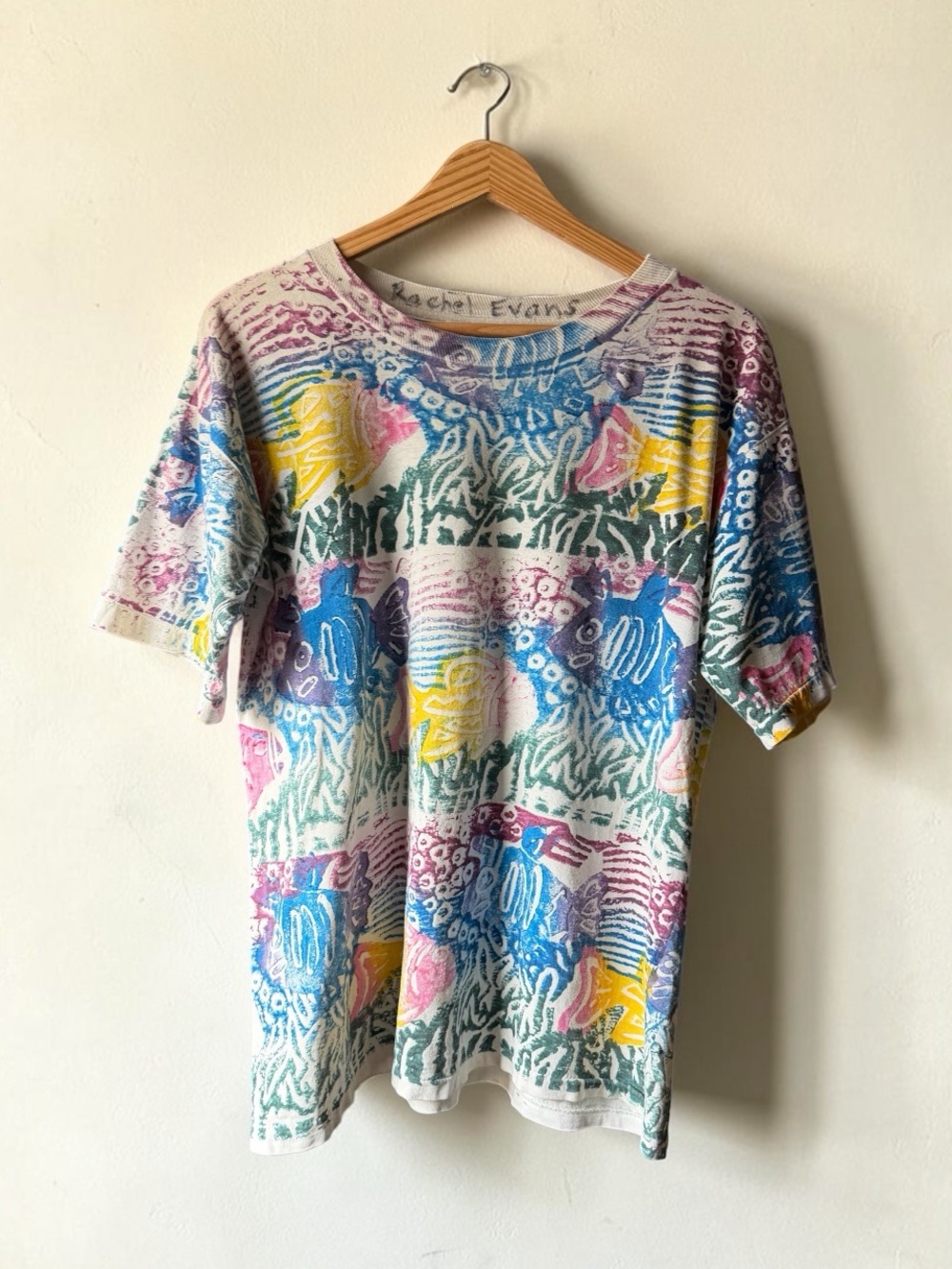 Vintage LA Chic All-Over Fish Print Tee – 80s/90s Artsy Coastal Shirt